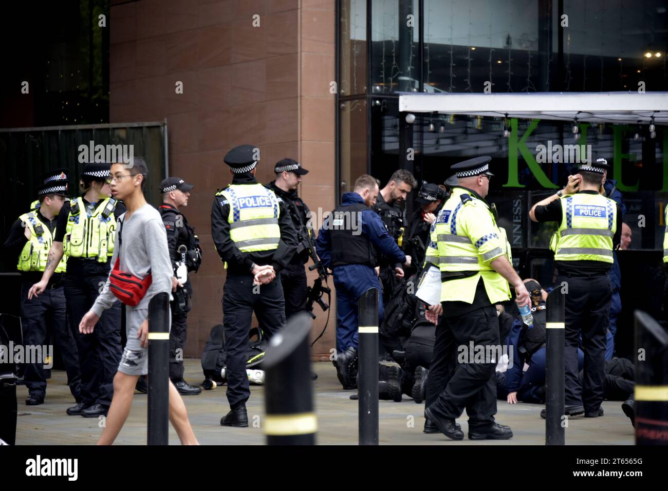 Participants, passants et policiers autour des entrées de la Conférence du Parti conservateur le jour 1 à Manchester, Royaume-Uni, la Conférence du Parti conservateur commence en octobre au Manchester Central Convention Complex, plusieurs cercles de sécurité avec de nombreux policiers, conservateurs, conservateurs, conservateurs, conservateurs, manifestant, manifestants, conférence, politique, politique, démonstration, Parti conservateur, crédit : Terry Howard Waller, Banque D'Images