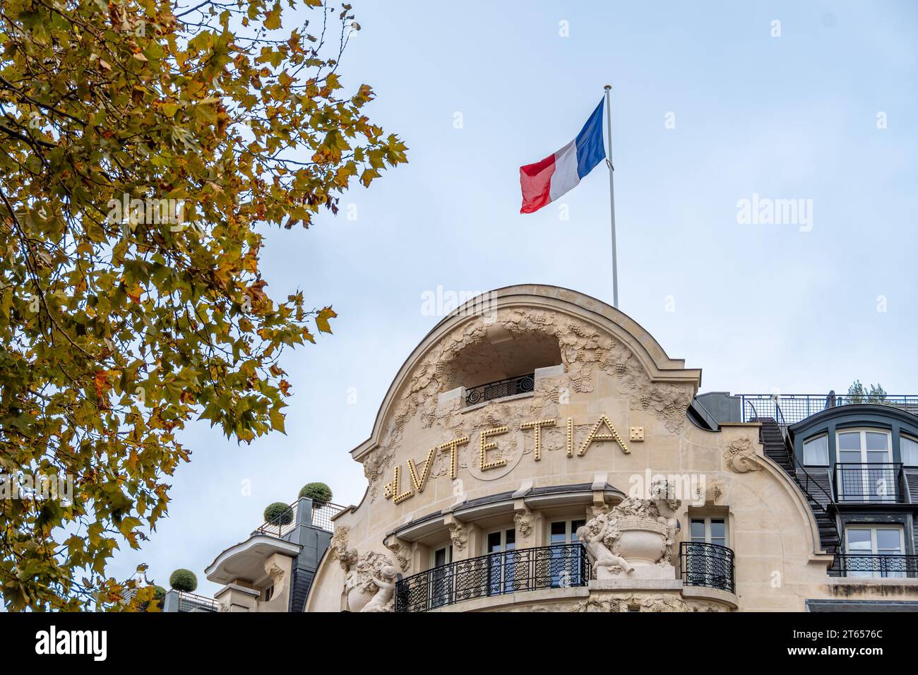Façade de l'hôtel Lutetia. Le Lutetia est un hôtel de luxe de style art nouveau situé sur le boulevard Raspail dans le 6e arrondissement de Paris, en France Banque D'Images