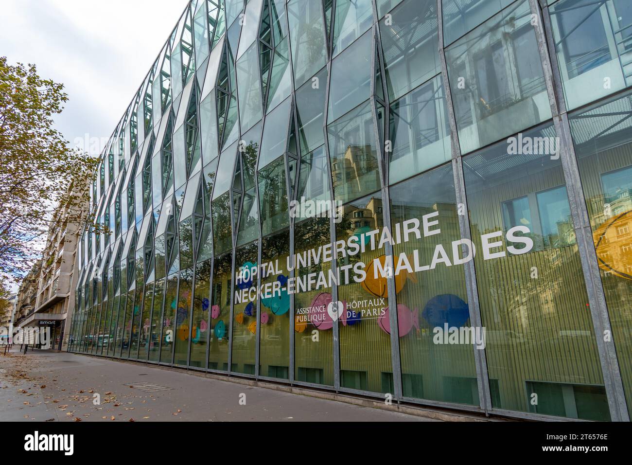 Façade du CHU Necker-enfants malades, hôpital de l'assistance publique-Hôpitaux de Paris (APHP) spécialisé en pédiatrie Banque D'Images