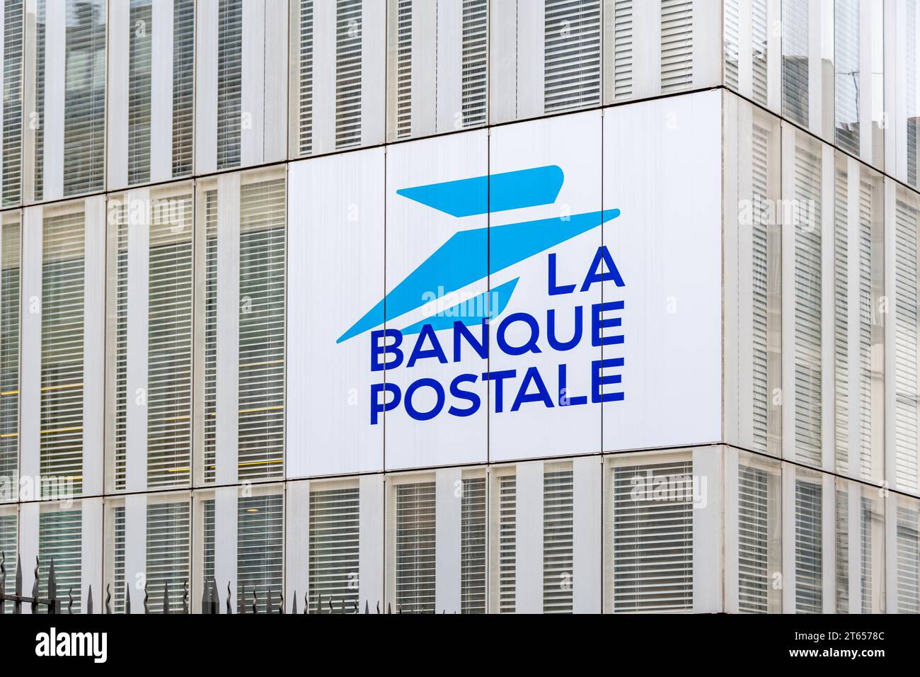 Signe et logo sur le bâtiment du siège de la Banque postale. La Banque postale est une banque publique française, filiale du groupe la poste Banque D'Images