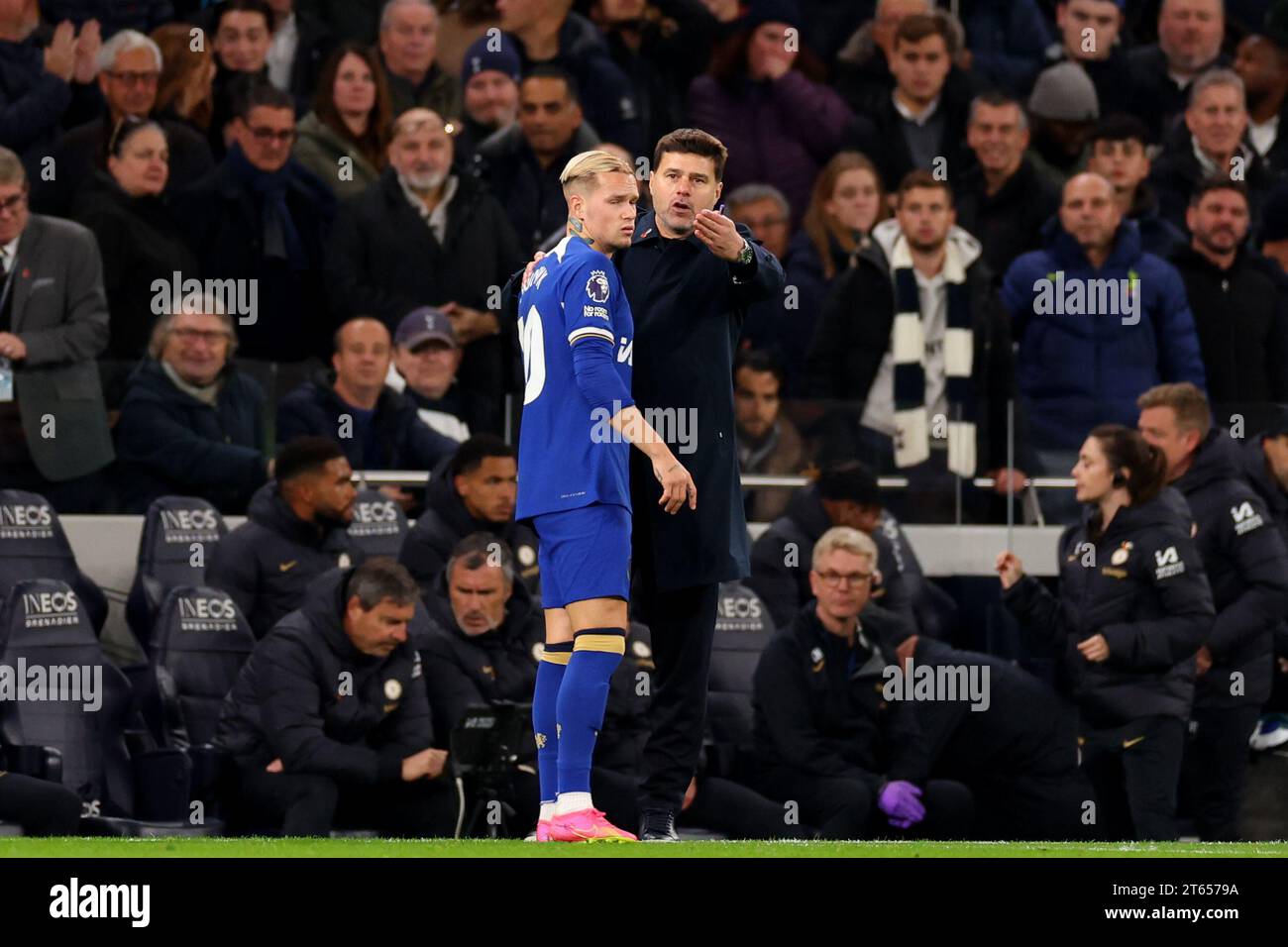 Mauricio Pochettino, Manager de Chelsea, parle à Mykhaylo Mudryk - Tottenham Hotspur v Chelsea, Premier League, Tottenham Hotspur Stadium, Londres, Royaume-Uni - 6 novembre 2023 usage éditorial uniquement - des restrictions DataCo s'appliquent Banque D'Images