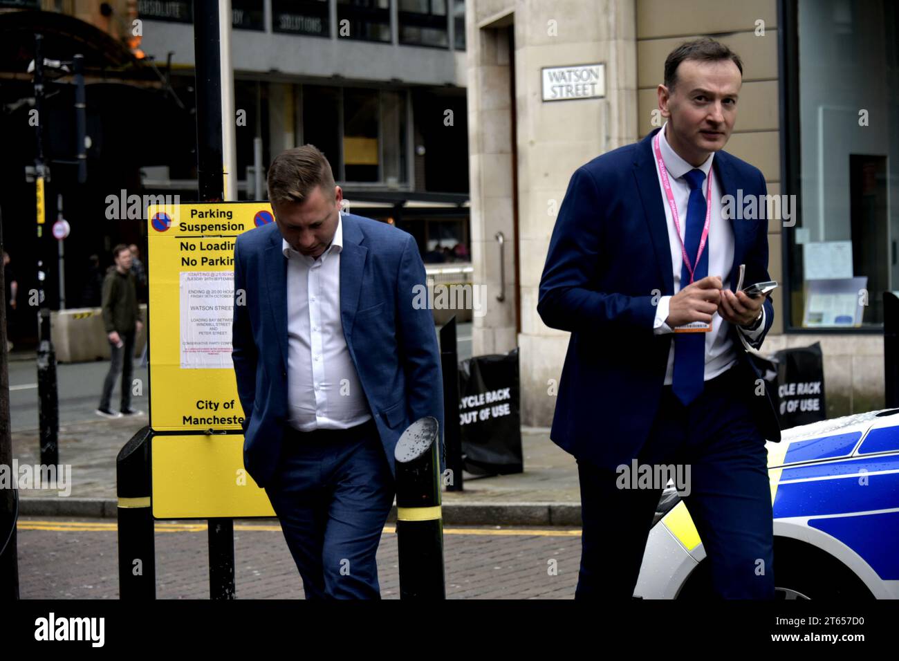 Participants, passants et policiers autour des entrées de la Conférence du Parti conservateur le jour 1 à Manchester, Royaume-Uni, la Conférence du Parti conservateur commence en octobre au Manchester Central Convention Complex, plusieurs cercles de sécurité avec de nombreux policiers, conservateurs, conservateurs, conservateurs, conservateurs, manifestant, manifestants, conférence, politique, politique, démonstration, Parti conservateur, crédit : Terry Howard Waller, Banque D'Images