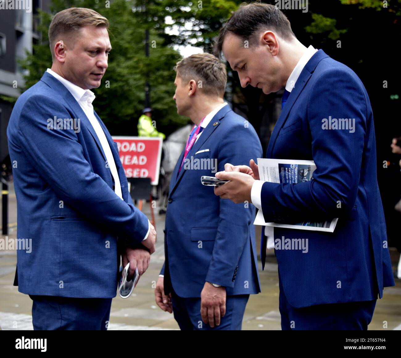 Participants, passants et policiers autour des entrées de la Conférence du Parti conservateur le jour 1 à Manchester, Royaume-Uni, la Conférence du Parti conservateur commence en octobre au Manchester Central Convention Complex, plusieurs cercles de sécurité avec de nombreux policiers, conservateurs, conservateurs, conservateurs, conservateurs, manifestant, manifestants, conférence, politique, politique, démonstration, Parti conservateur, crédit : Terry Howard Waller, Banque D'Images
