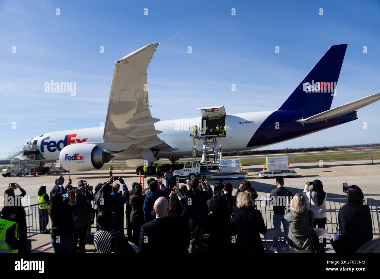 (231108) -- DULLES (États-Unis), 8 novembre 2023 (Xinhua) -- des caisses spéciales contenant des pandas géants sont prêtes à être chargées dans un avion à l'aéroport international de Dulles à Dulles, Virginie, États-Unis, le 8 novembre 2023. Les pandas géants Mei Xiang, Tian Tian et leur petit mâle Xiao Qi Ji ont quitté le zoo national Smithsonian à Washington, DC mercredi, terminant leur séjour aux États-Unis et embarquant pour un voyage de retour en Chine. Lors d'une brève cérémonie tenue au zoo, les gardiens ont escorté trois caisses spéciales contenant chacune un panda pour voyager sur Olmsted Walk devant les membres du prés Banque D'Images