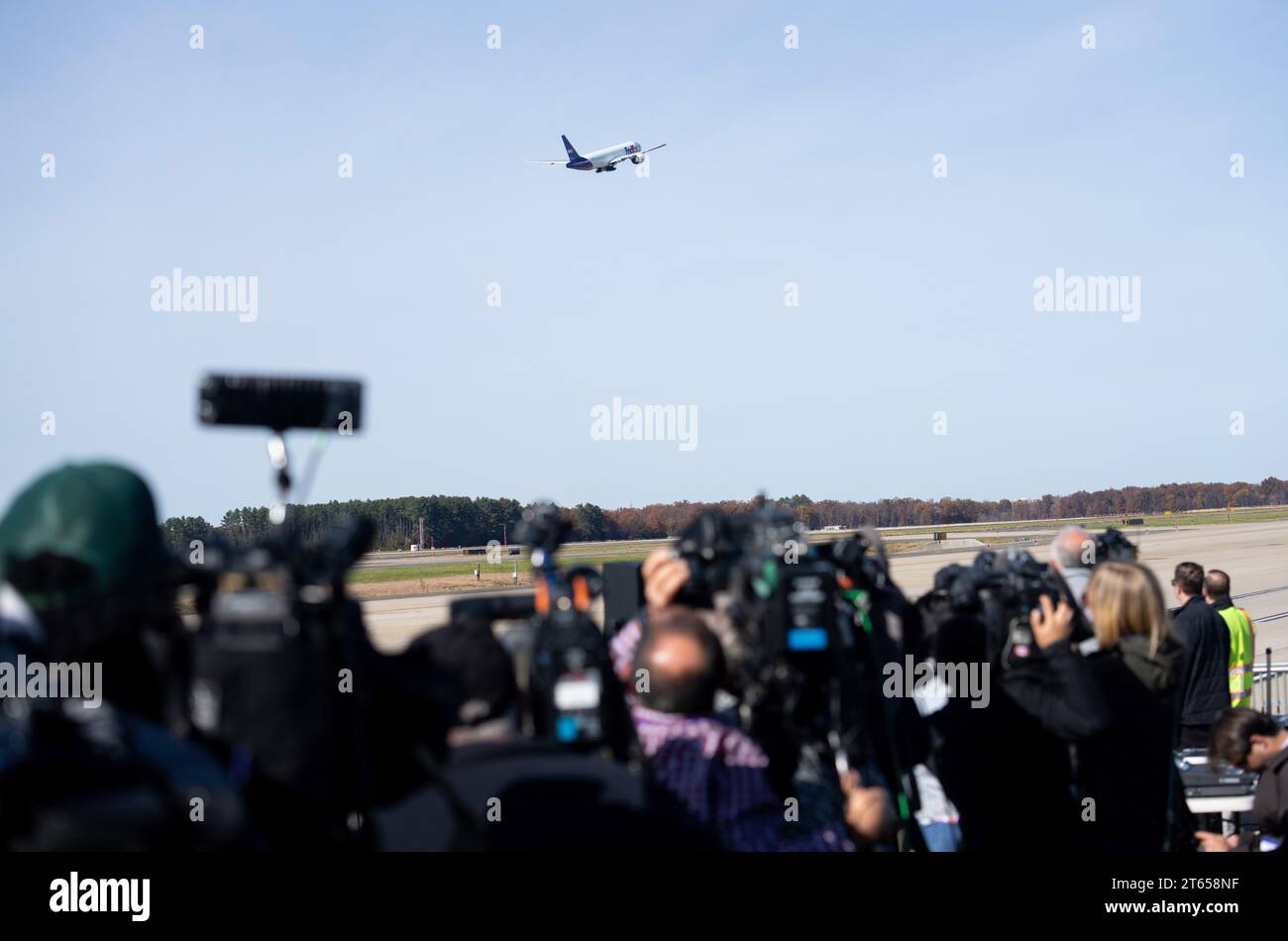 (231108) -- DULLES (États-Unis), 8 novembre 2023 (Xinhua) -- un avion transportant des pandas géants décolle de l'aéroport international de Dulles à Dulles, Virginie, États-Unis, le 8 novembre 2023. Les pandas géants Mei Xiang, Tian Tian et leur petit mâle Xiao Qi Ji ont quitté le zoo national Smithsonian à Washington, DC mercredi, terminant leur séjour aux États-Unis et embarquant pour un voyage de retour en Chine. Lors d'une brève cérémonie tenue au zoo, les gardiens ont escorté trois caisses spéciales contenant chacune un panda pour voyager sur Olmsted Walk devant des membres de la presse. Les caisses ont été plus tard l Banque D'Images