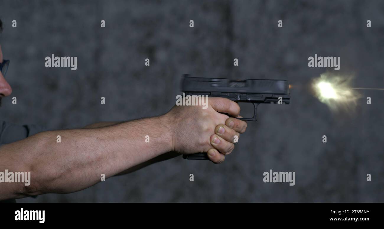 Pistolet gros plan Stoeger STR-9 Striker tiré 9 mm, tir unique au champ de tir en super ralenti 800 images/s. Banque D'Images