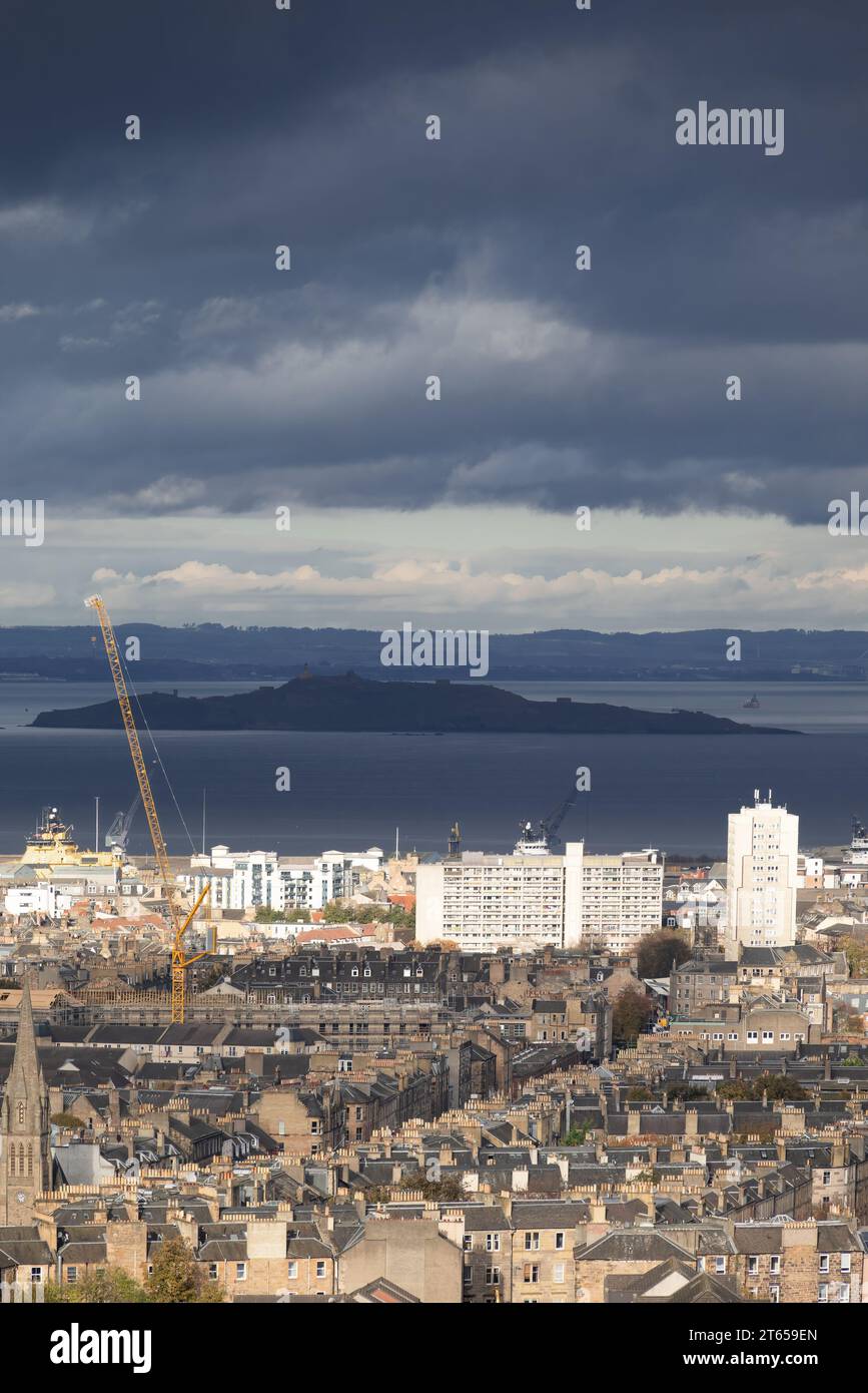 Édimbourg, Écosse, Royaume-Uni - vue de Calton Hill à Leith et River Forth (avec câbles Wynd House (Banana Flats) et Linksview House) en automne Banque D'Images