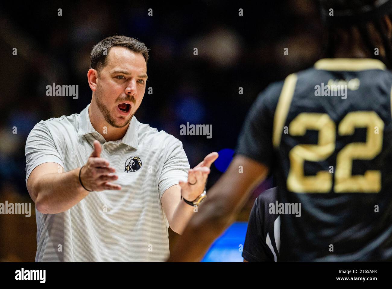 November 1, 2023: Pembroke Braves head coach Drew Richards argues for a call during the second half of the NCAA basketball matchup against the Duke Blue Devils at Cameron Indoor in Durham, NC. (Scott Kinser/Cal Sport Media) (Credit Image: © Scott Kinser/Cal Sport Media) (Cal Sport Media via AP Images) Banque D'Images