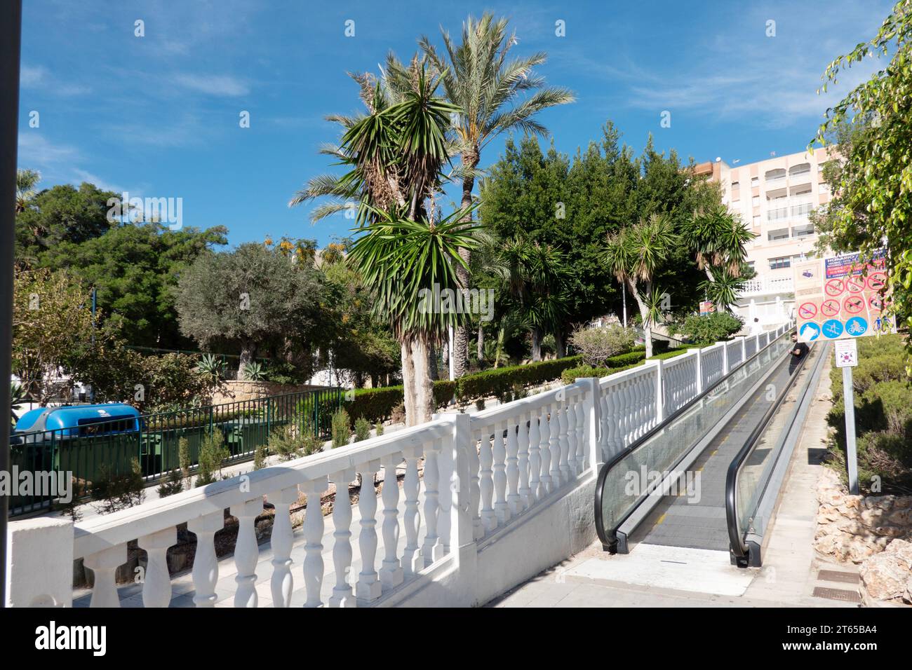 Villajoyosa est une ville côtière en Espagne avec des maisons colorées, de belles plages et la vieille ville historique. Escalator menant de la plage à la rue principale de Banque D'Images