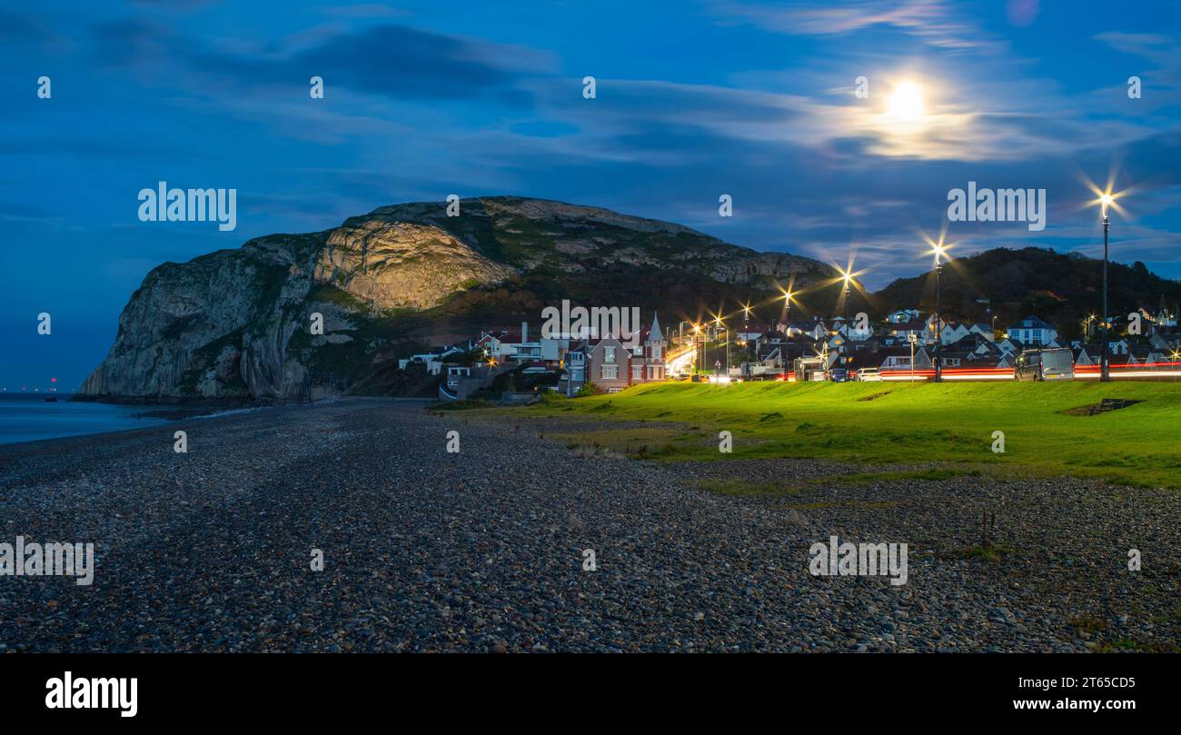 The Little Orme, vue sur North Shore Beach, Llandudno, Conwy, North Wales. Photographié en octobre 2023. Banque D'Images