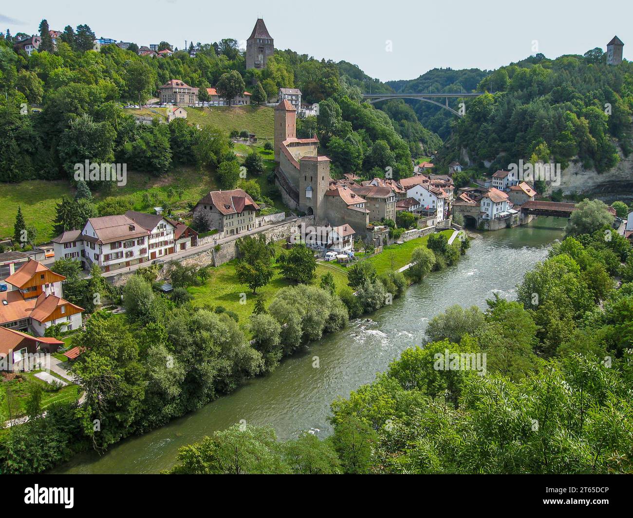Friburgo con sus fortificaciones y su casco antiguo. El Río Sarine atraviesa la Ciudad y en la foto se pueden ver dos de sus puentes. Suiza Banque D'Images