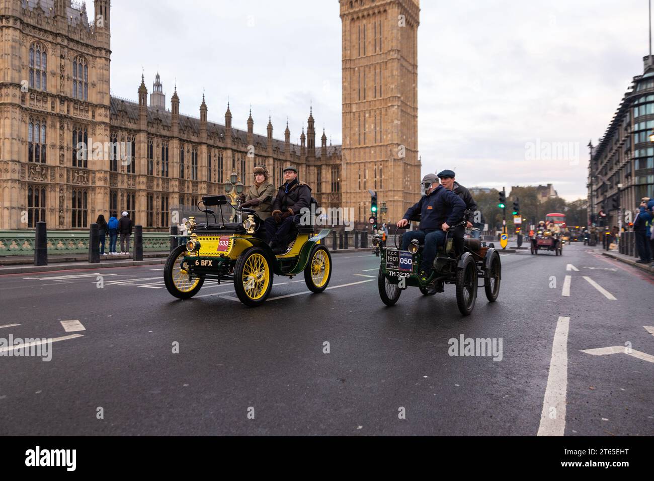 1900 voitures de Dion bouton et 1901 Royal Enfield participant à Londres à Brighton, course de voitures anciennes en passant par Westminster Banque D'Images