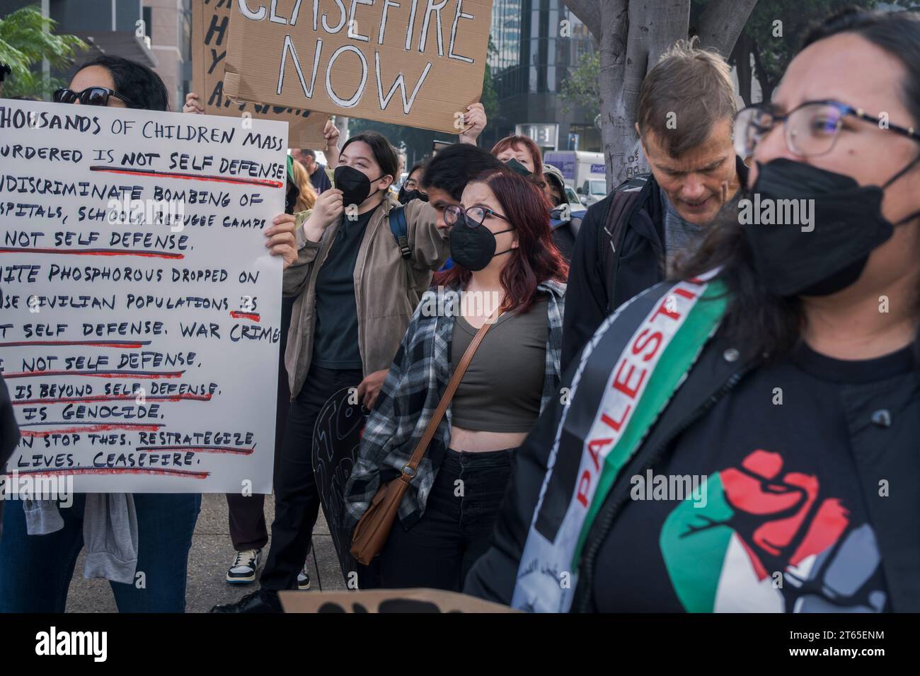 La section de San Diego de Jewish Voice for Peace et la San Diego Coalition for Palestine se sont réunies à San Diego pour appeler le sénateur Alex Padilla à prendre des mesures pour un cessez-le-feu dans la guerre Israël-Hamas, San Diego, le 6 novembre 2023. (MATTHEW BOWLER/KPBS/SIPA USA) **AUCUNE VENTE À SAN DIEGO-SAN DIEGO OUT** Banque D'Images