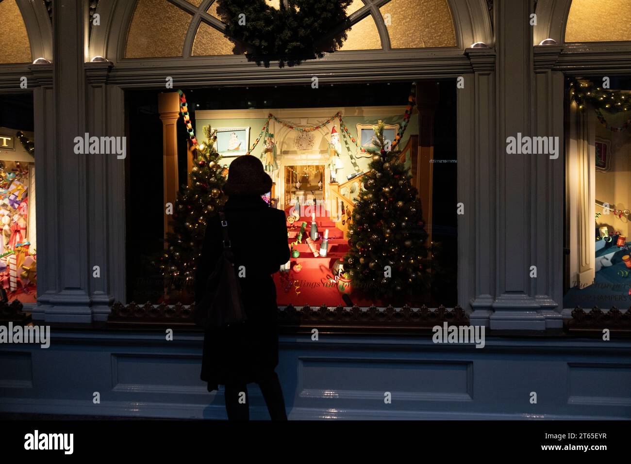 Vitrine Fortnum & Mason Christmas 2023, Piccadilly, Mayfair, centre de Londres, Angleterre, Royaume-Uni Banque D'Images