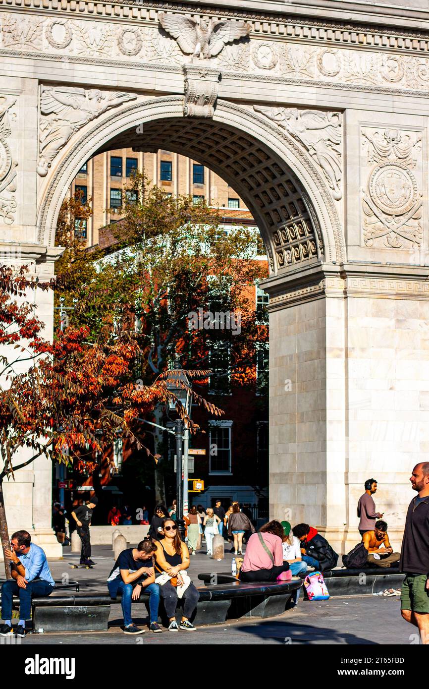 People by the Washington Square Park Arch, Manhattan, New York Banque D'Images