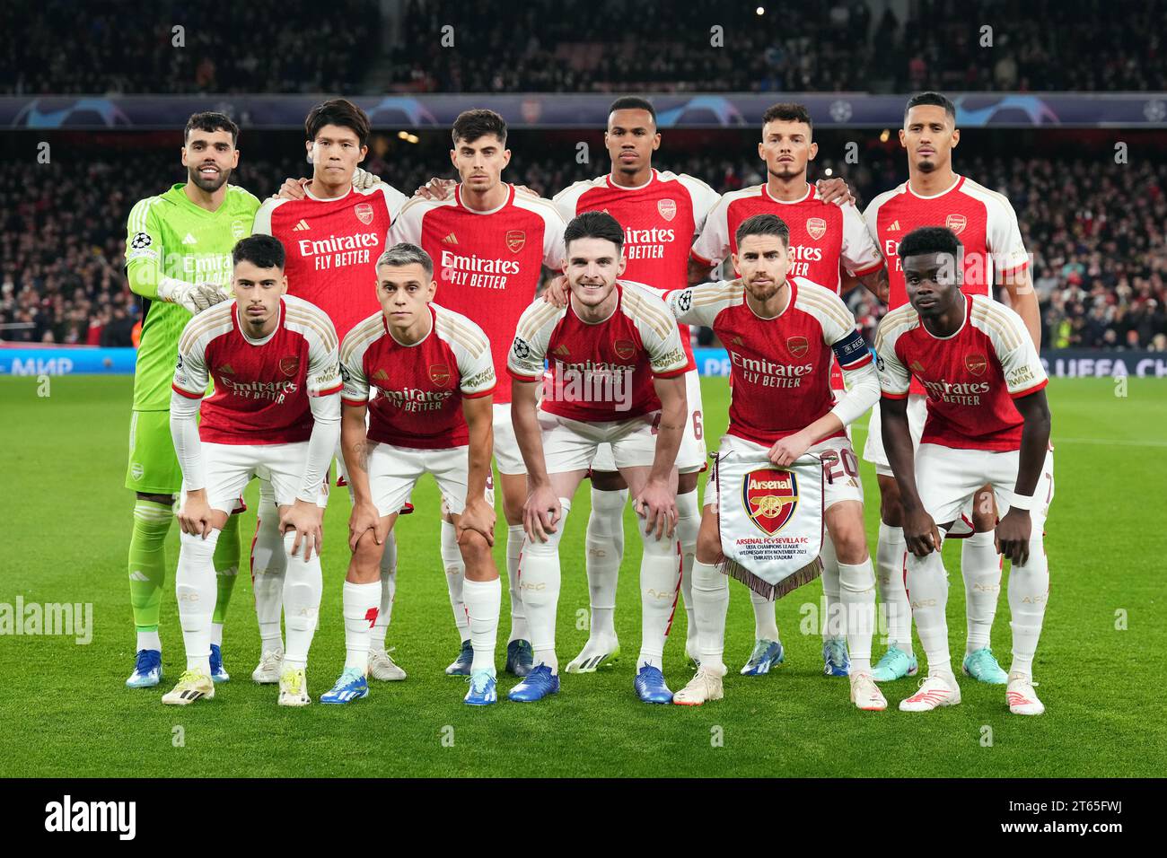 (De gauche à droite, de l'arrière à l'avant) le gardien de but David Raya, Takehiro Tomiyasu, Kai Havertz, Gabriel, Ben White, William Saliba, Gabriel Martinelli, Leandro Trossard, Declan Rice, Jorginho et Bukayo Saka avant le match de l'UEFA Champions League Group B au Emirates Stadium de Londres. Date de la photo : mercredi 8 novembre 2023. Banque D'Images