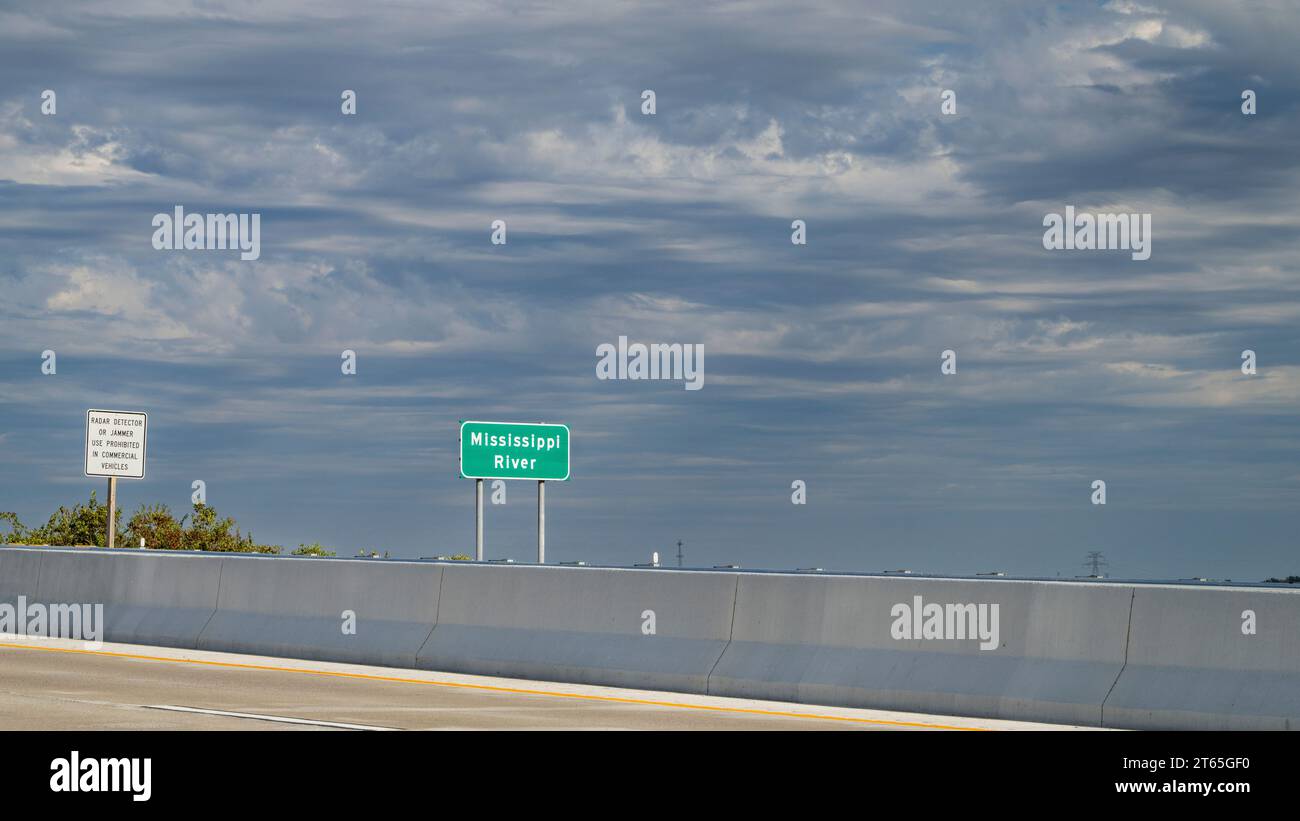 Panneau routier du fleuve Mississippi sur un pont routier à Alton, Illinois Banque D'Images