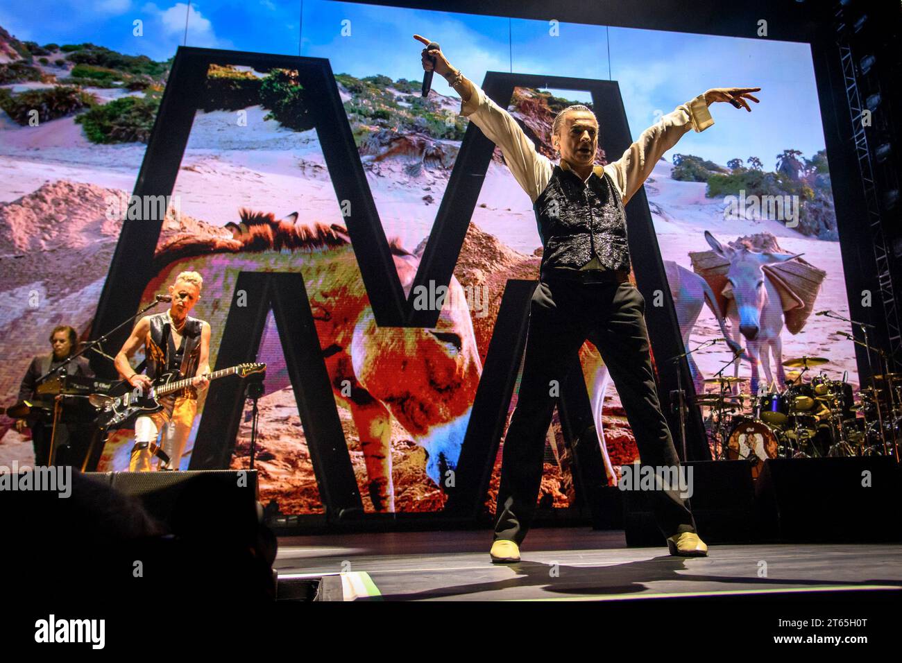 Dave Gahan et Martin Gore du groupe de musique électronique anglais Depeche mode se produisent lors d'un spectacle à guichets fermés au Scotiabank Arena de Toronto, Canada. Banque D'Images