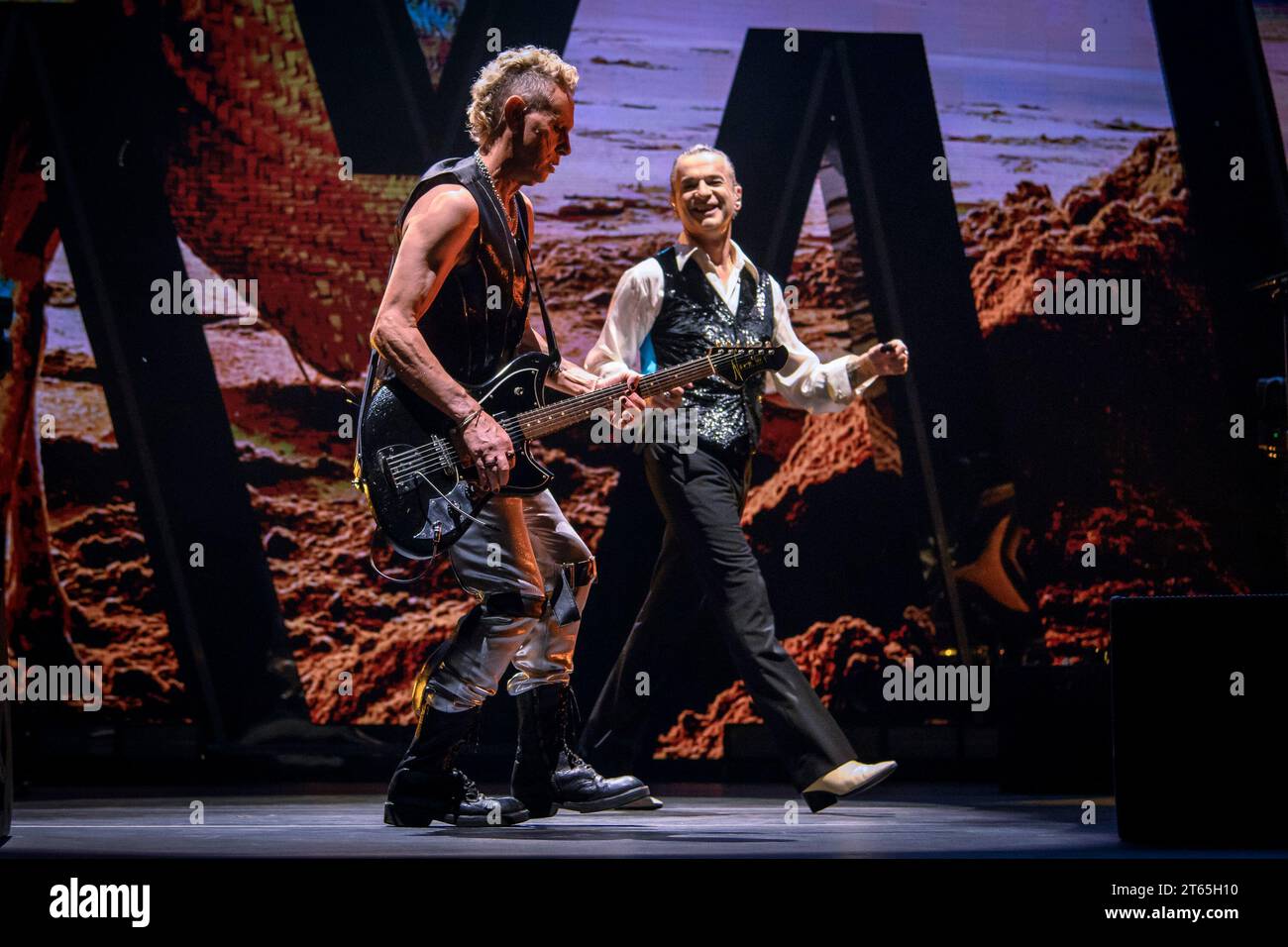 Dave Gahan et Martin Gore du groupe de musique électronique anglais Depeche mode se produisent lors d'un spectacle à guichets fermés au Scotiabank Arena de Toronto, Canada. Banque D'Images