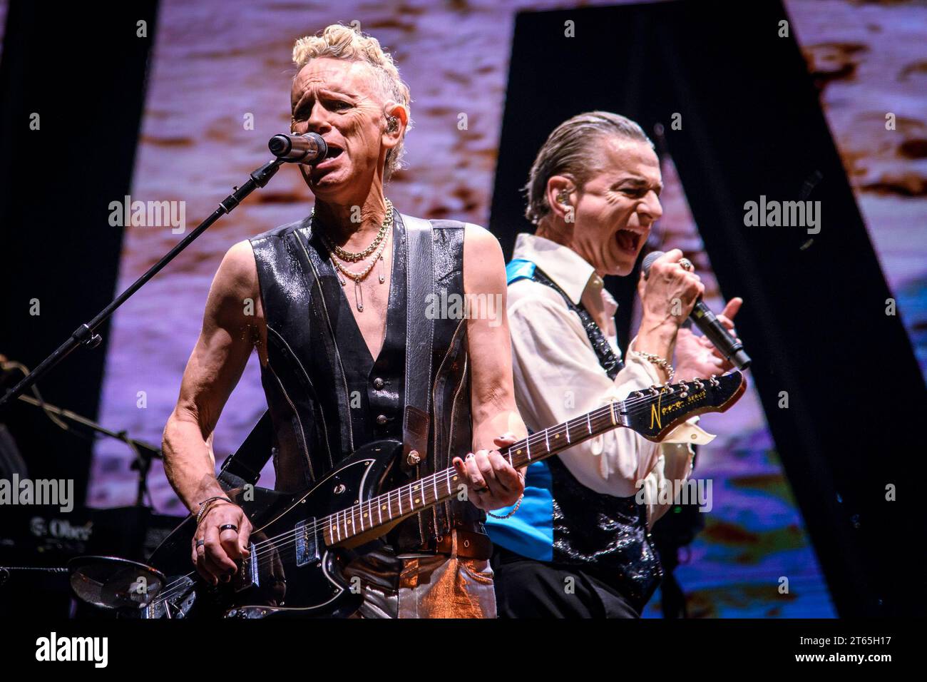 Dave Gahan et Martin Gore du groupe de musique électronique anglais Depeche mode se produisent lors d'un spectacle à guichets fermés au Scotiabank Arena de Toronto, Canada. Banque D'Images