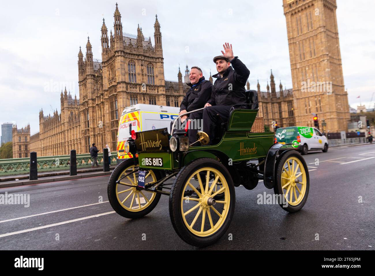 1901 voiture électrique Waverley participant à la course de voitures vétérans de Londres à Brighton, événement automobile vintage passant par Westminster, Londres, Royaume-Uni Banque D'Images