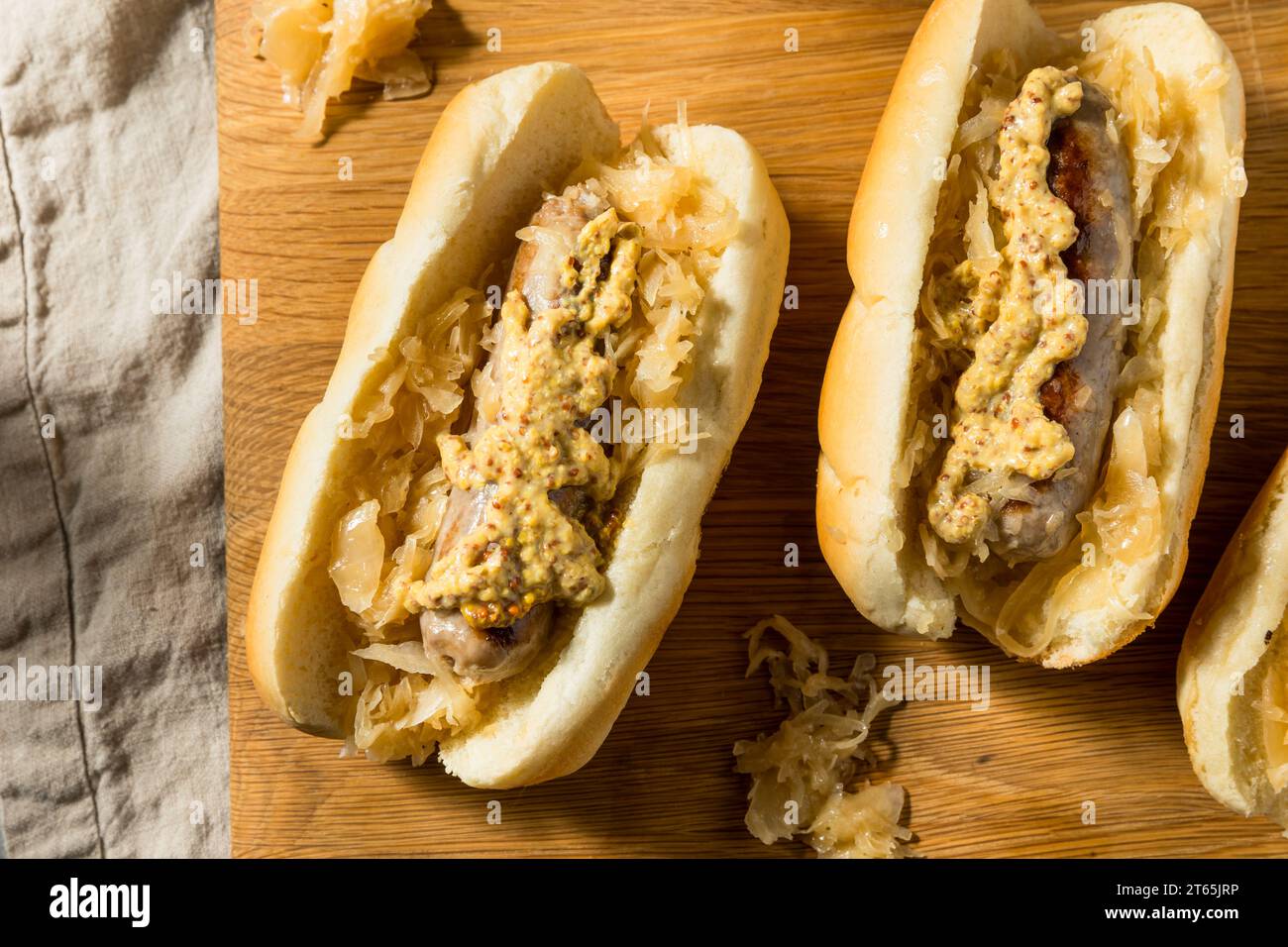 Sandwich Bratwurst allemand maison avec Sauerkraut et moutarde Banque D'Images