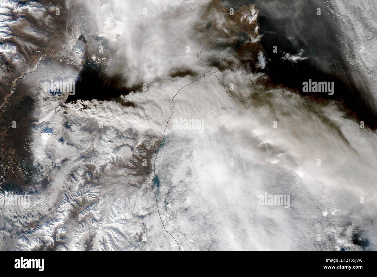 Kamchatka, Russie. 1 novembre 2023. L'activité éruptive s'est intensifiée sur le volcan Klyuchevskoy, dans la péninsule russe du Kamchatka, à l'automne 2023. Lorsque le capteur MODIS (Moderate Resolution Imaging Spectroradiometer) du satellite Aqua de la NASA a acquis cette image le 1 novembre 2023, le panache de cendres de Klyuchevskoy (aussi appelé Kliuchevskoi) s'élevait jusqu'à 12 kilomètres (40 000 pieds) au-dessus du niveau de la mer. Le panache s’étendait sur 1 000 milles à l’est-sud-est, a rapporté l’équipe d’intervention en cas d’éruption volcanique du Kamchatka (KVERT). (Image de crédit : © NASA Earth/ZUMA Press Wire) USAGE ÉDITORIAL SEULEMENT! Pas pour commercial USAG Banque D'Images
