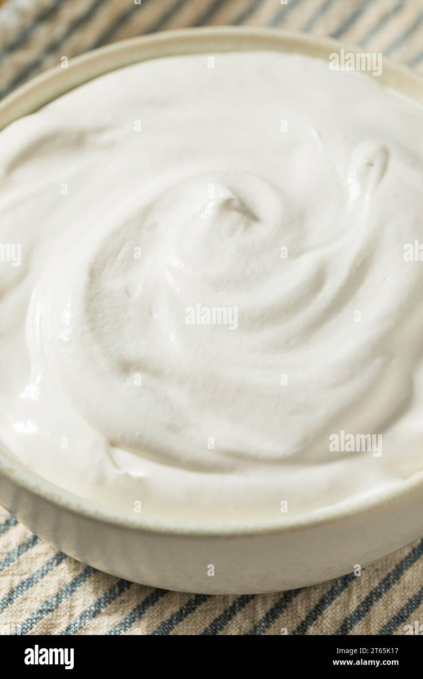 Dessert à la crème fouettée blanche sucrée dans un bol Banque D'Images