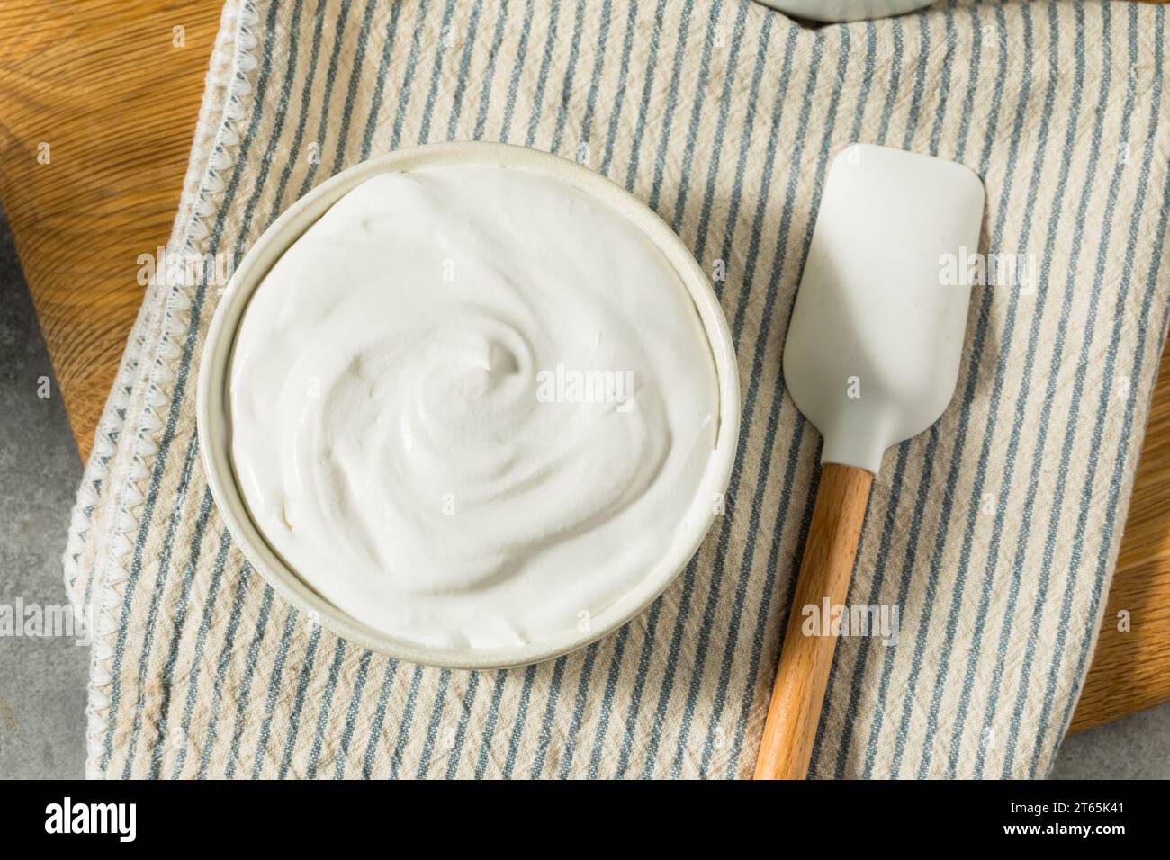 Dessert à la crème fouettée blanche sucrée dans un bol Banque D'Images