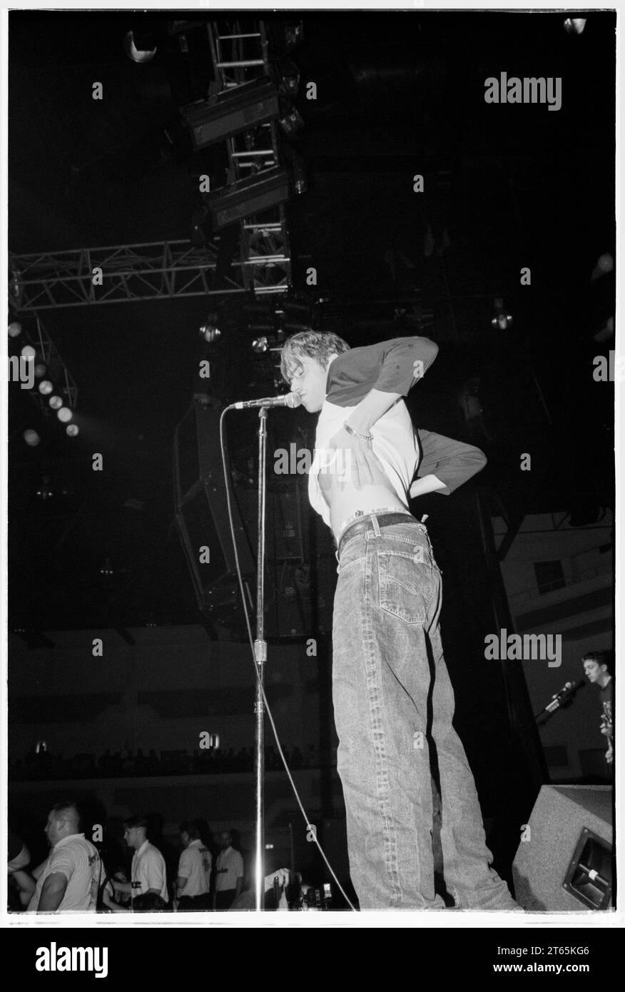 DAMON ALBARN, BLUR, 1995 : Damon Alban le chanteur de Blur à l'apogée de la Britpop mania juste après Country House Beat Roll avec lui au sommet des charts du Great Escape Tour à Cardiff International Arena à Cardiff, pays de Galles, Royaume-Uni le 5 décembre 1995. Photo : Rob Watkins Banque D'Images