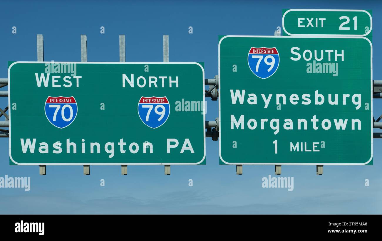 Panneaux vers la sortie 21 sur l'Interstate70 pour l'Interstate 79 South vers Waynesburg et Morgantown, et continuer sur l'I70 West et l'I79 North Banque D'Images