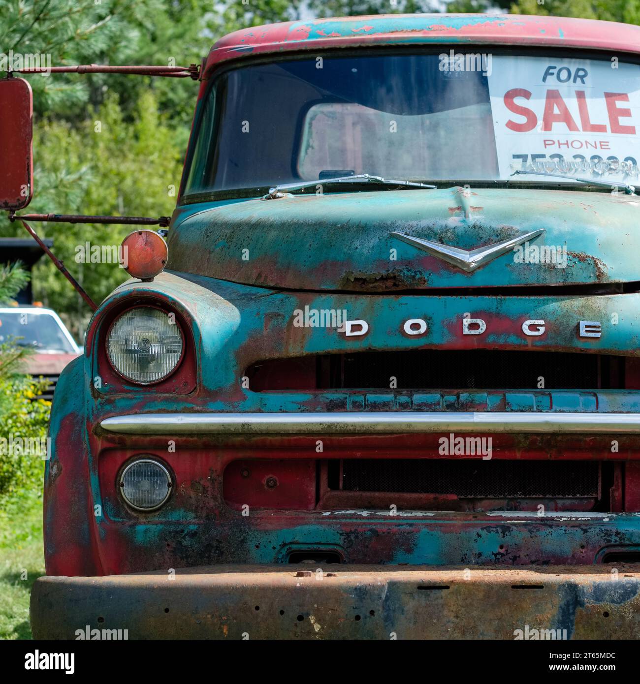 Un vieux camion Dodge coloré avec un panneau à vendre. Banque D'Images