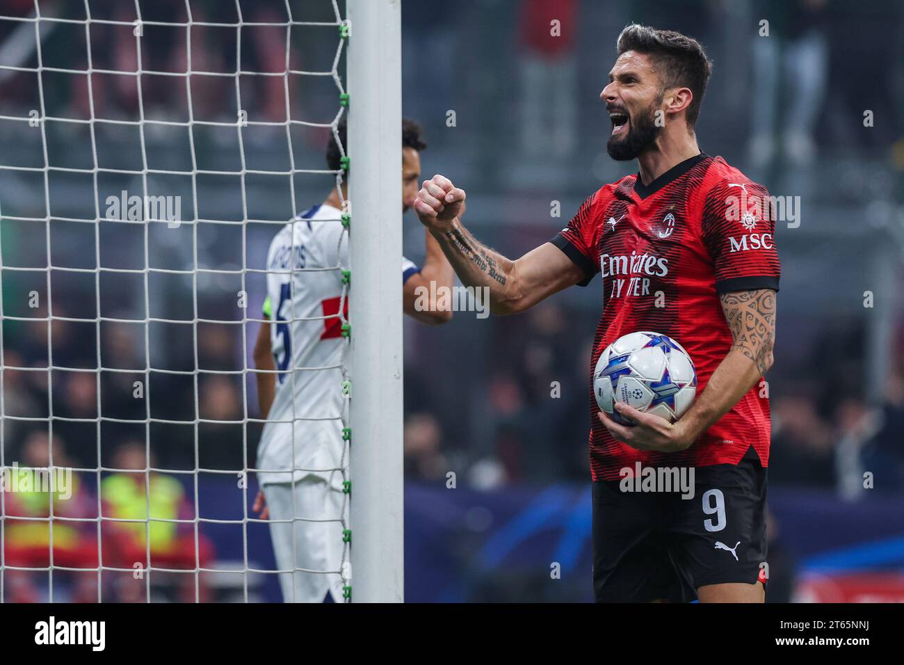 Olivier Giroud de l'AC Milan célèbre lors de la phase de groupes de l'UEFA Champions League 2023/24 - match de football du groupe F entre l'AC Milan et le Paris Saint-Germain FC au stade San Siro. Score final ; AC Milan 2 : 1 Paris Saint-Germain. (Photo de Fabrizio Carabelli / SOPA Images/Sipa USA) Banque D'Images