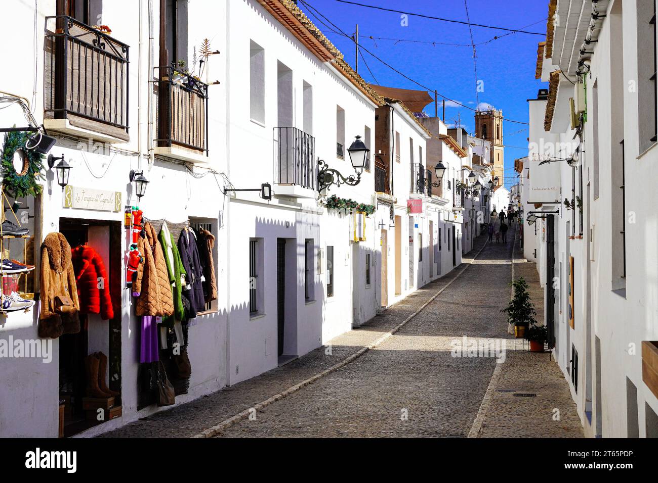 Rue principale dans la ville de construction blanche méditerranéenne d'Altea, Alicante, Espagne Banque D'Images