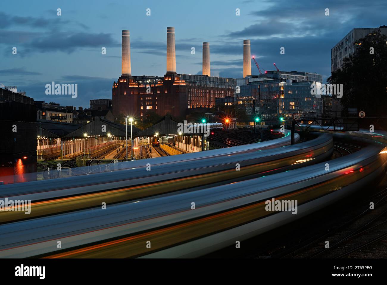 Vue de la centrale électrique de Battersea depuis le pont d'Ebury au coucher du soleil Banque D'Images