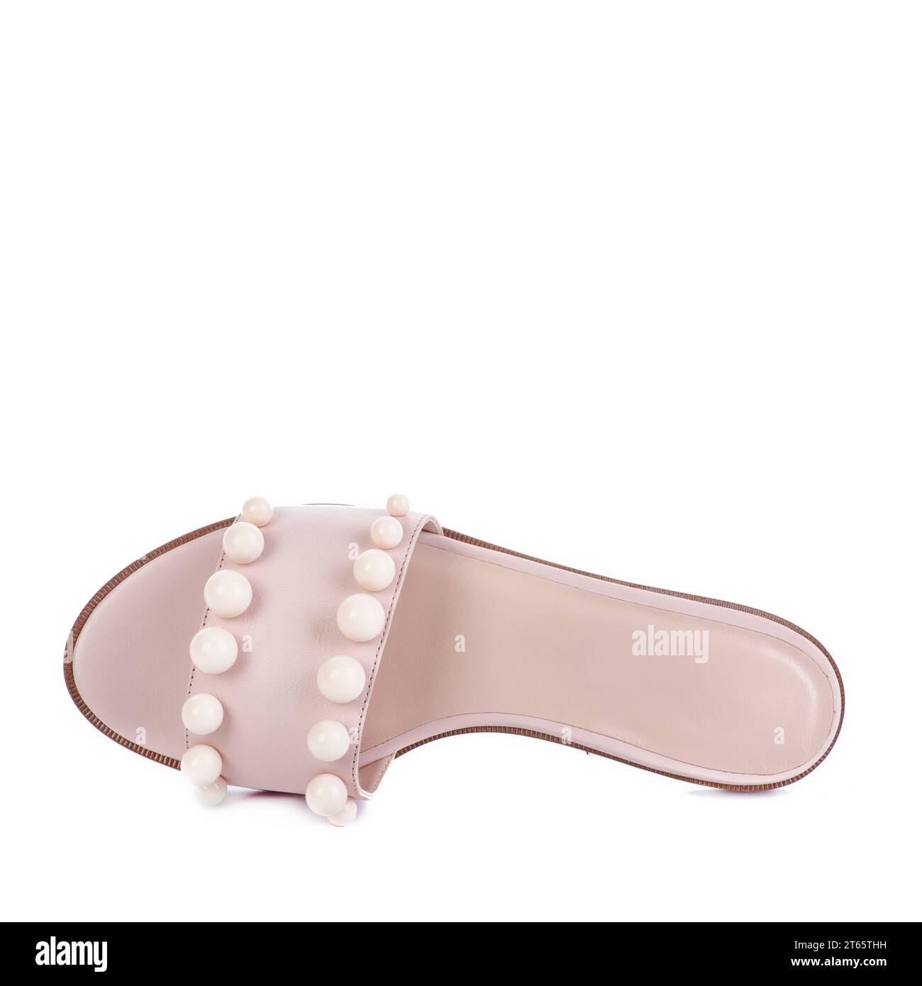 Sandale moderne en cuir beige à glissière pour femmes décorée de grandes perles isolées sur un fond blanc. Conception créative pour la publicité de magasin de chaussures pos Banque D'Images