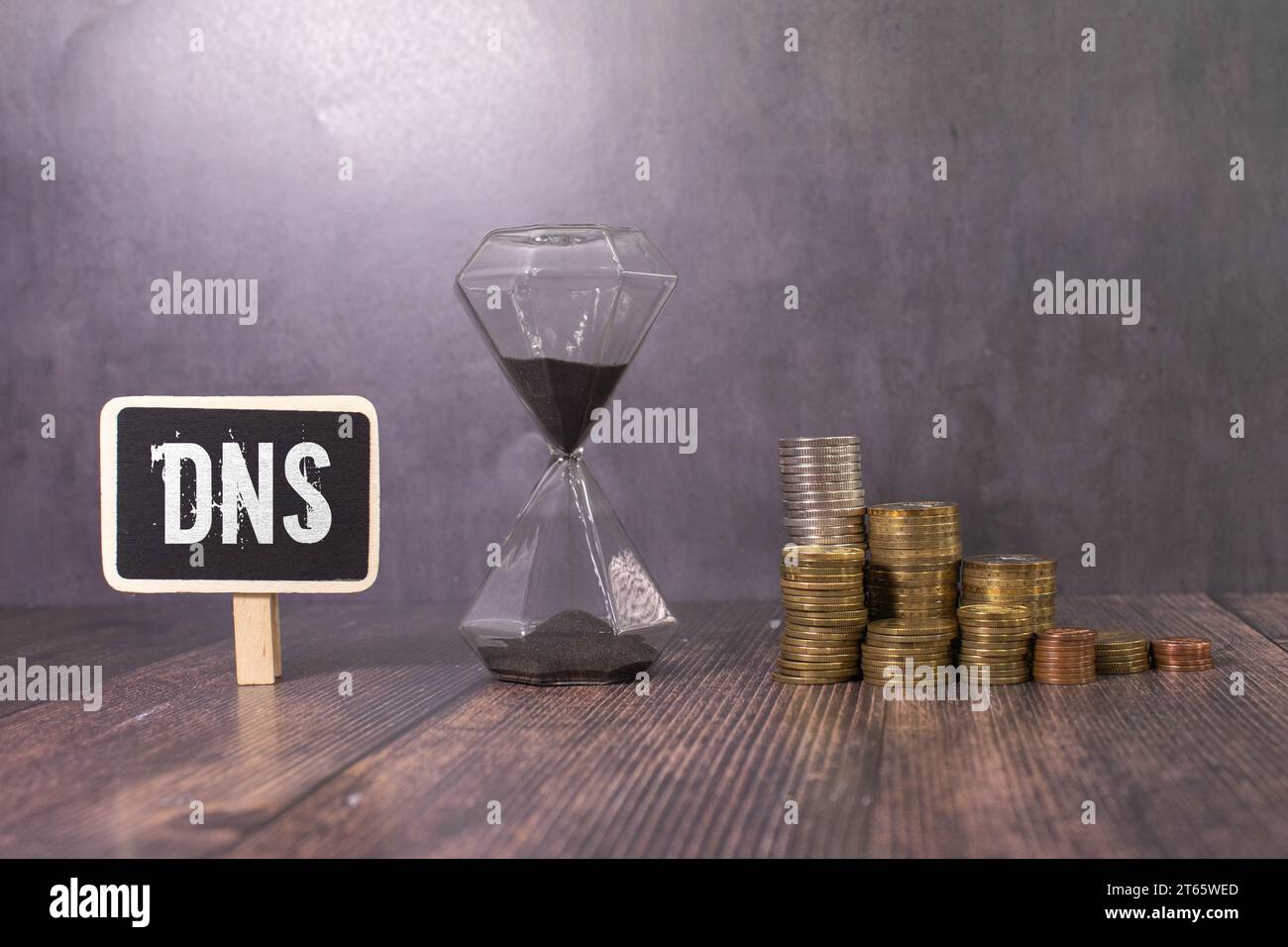 Sur une table lumineuse se trouvent des cahiers, une loupe, un réveil, des lunettes et un stylo. Et au centre est un bloc-notes avec le texte DNS Banque D'Images