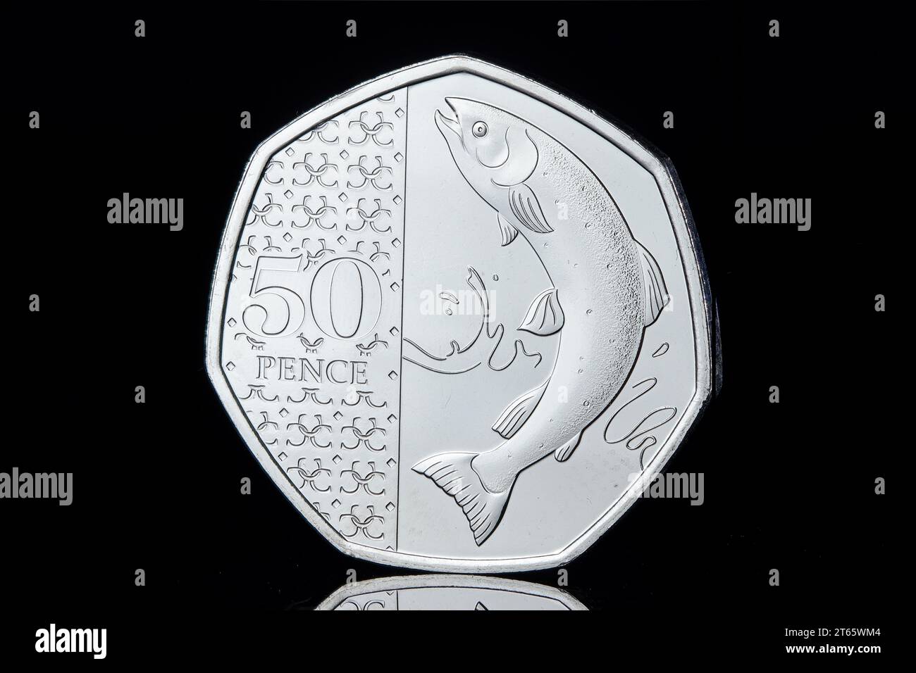 Le saumon de l'Atlantique est le nouveau design de la pièce définitive King Charles III 50p. elle entrera en circulation générale d'ici la fin novembre 2022 Banque D'Images