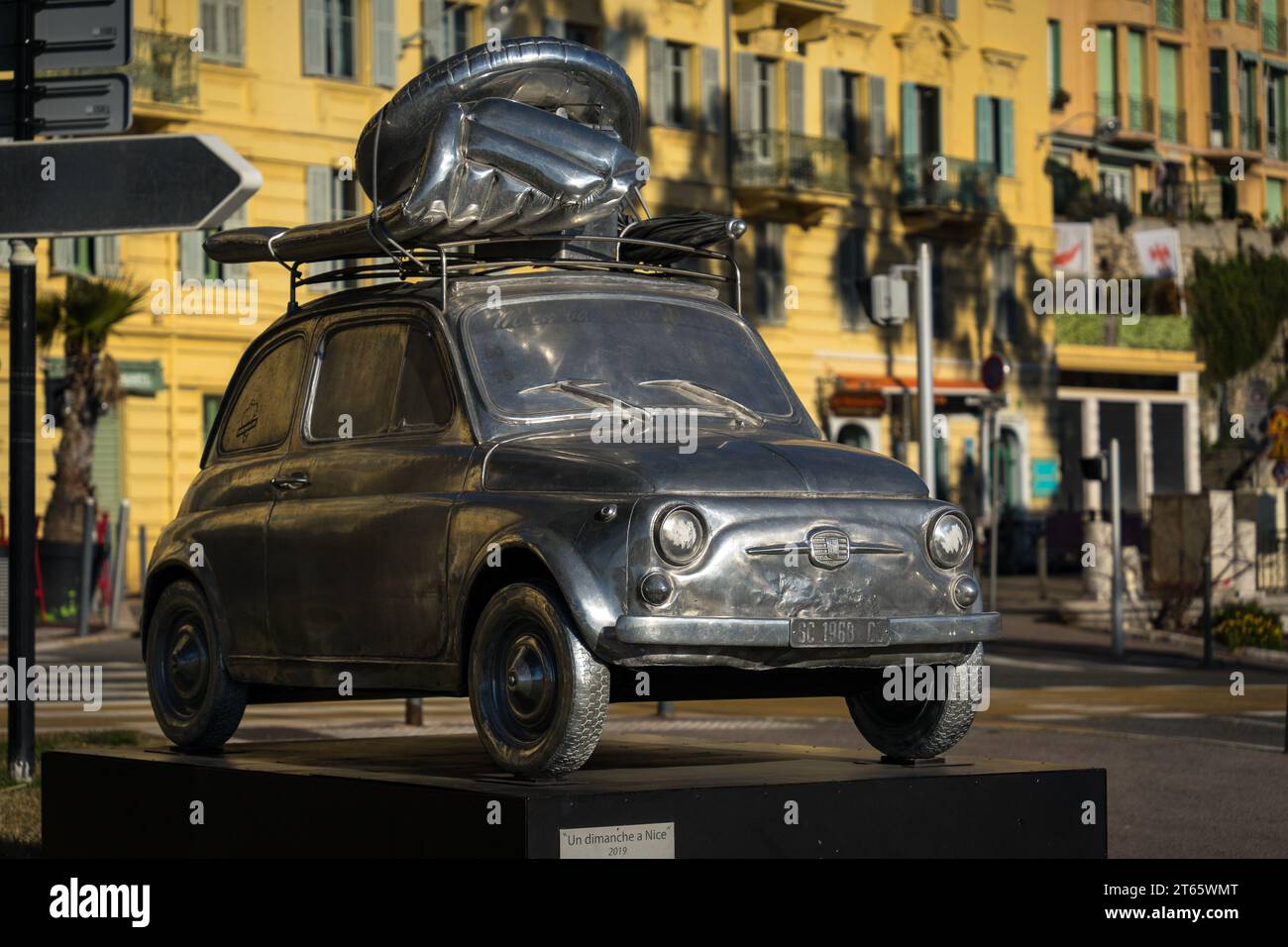 Nice, France - février 11 2023 : statue métallique Fiat 500 à Port Lympia, Nice, France, créée par Stéphane Cipre Banque D'Images