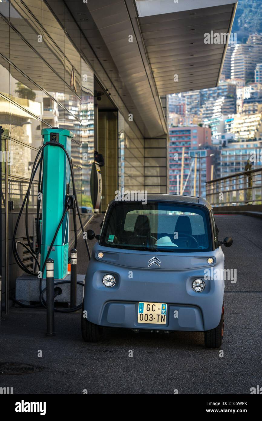 Monaco - février 12 2023 : petite voiture électrique française durable à une borne de recharge à Monaco Banque D'Images