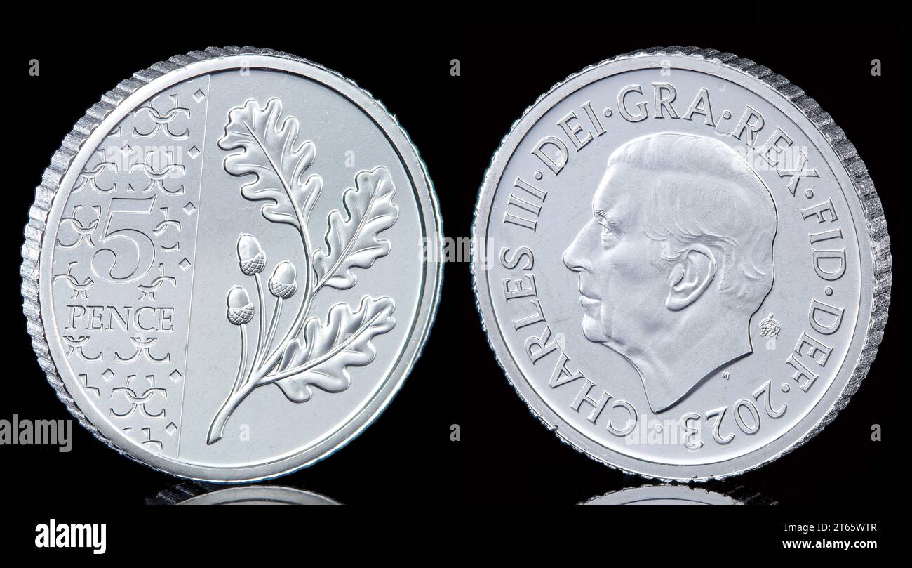 Le design de pièce de monnaie Oak Leaves & Acorns 5 pence et la première fois que King Charles III est apparu sur cette pièce. Banque D'Images