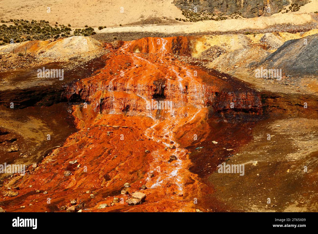Détail d'un ruisseau descendant une colline contaminé par un drainage minier acide et des déchets industriels provenant d'une mine près de Milluni, près de la Paz, Bolivie. Ce ruisseau se jette dans le réservoir Represa Milluni, qui alimente en eau El Alto et certaines parties de la Paz. Banque D'Images