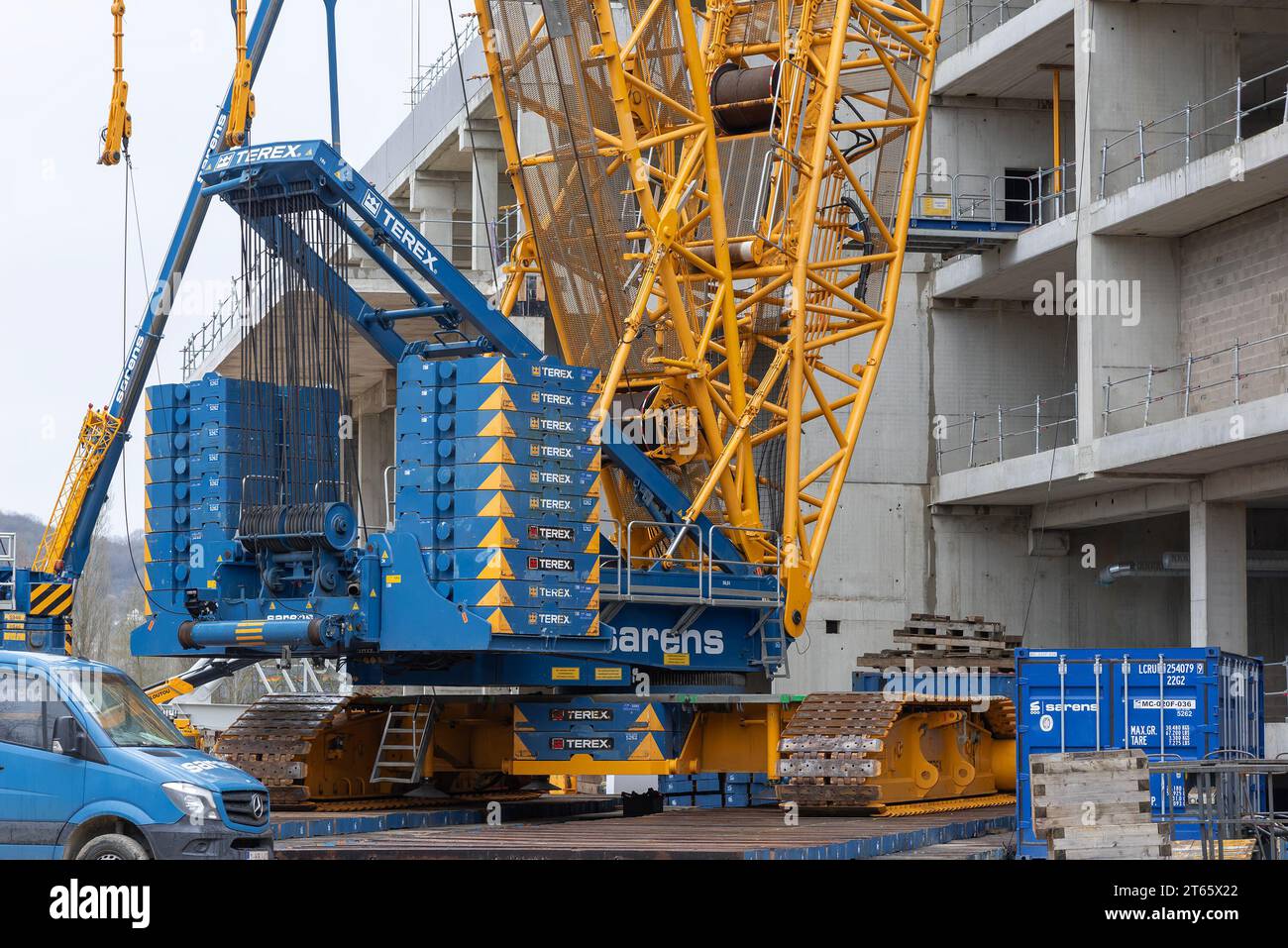 Longeville-lès-Metz, France - grue sur chenilles bleue et jaune Terex Superlift 3800 sur le chantier d'un stade. Banque D'Images