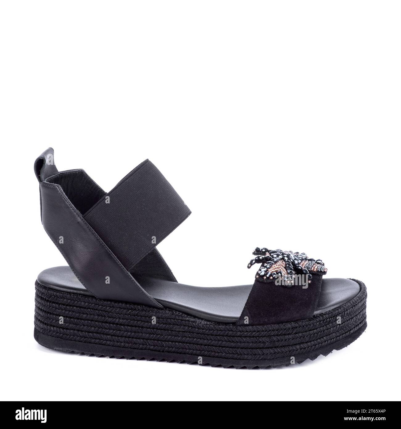 Chaussures noires d'été féminines confortables tendance (mule) sur fond blanc. Design pour un blog de mode. Publicité pour magasin de chaussures. Vente au détail, point de vente, e-comm Banque D'Images