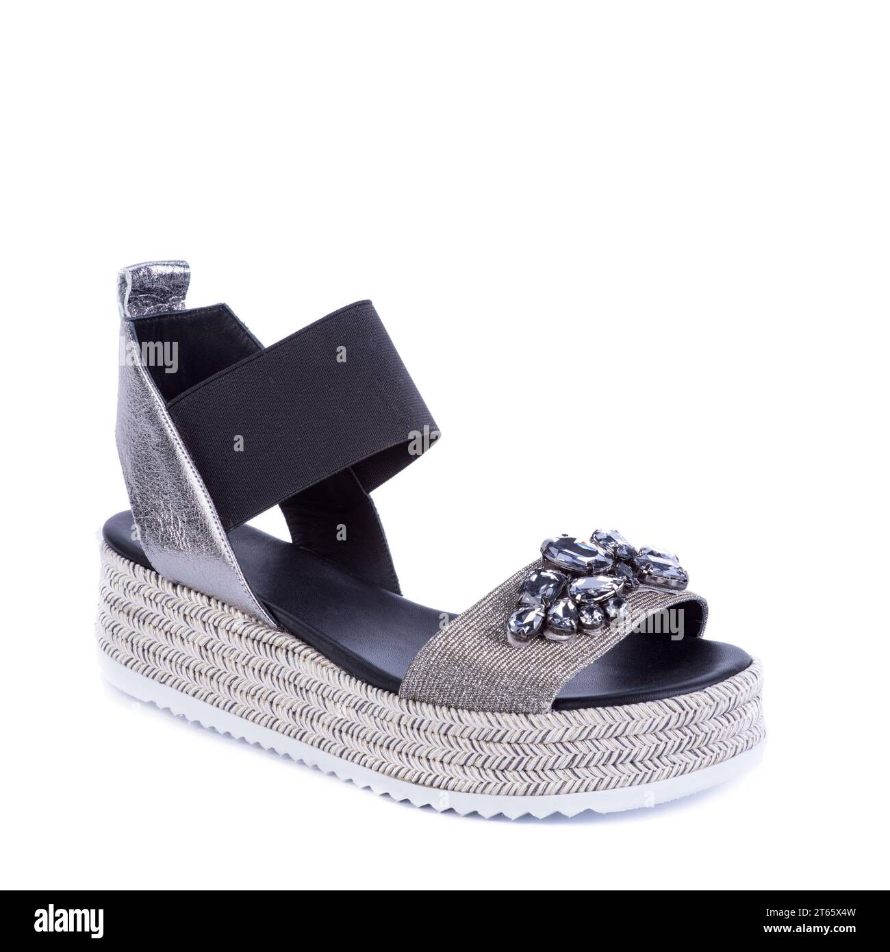 Sandale élégante noir-argent décorée avec une dispersion de strass sur fond blanc. Blog de mode. Campagne marketing de vente de chaussures au détail de chaussures Banque D'Images