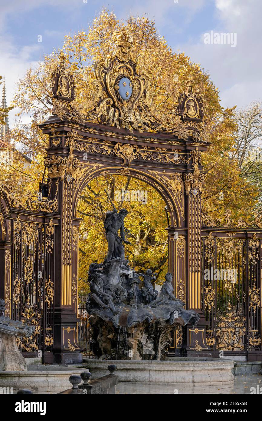 Nancy, France - Focus sur la fontaine de Neptun à la place Stanislas et des arbres aux couleurs d'automne en arrière-plan. Banque D'Images