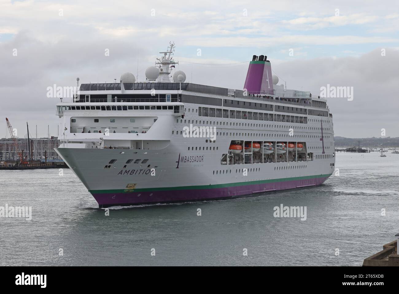 Le navire MS AMBITION DE la Ambassador Cruise Line battant pavillon des Bahamas quitte le terminal international pour la prochaine étape de son voyage Banque D'Images
