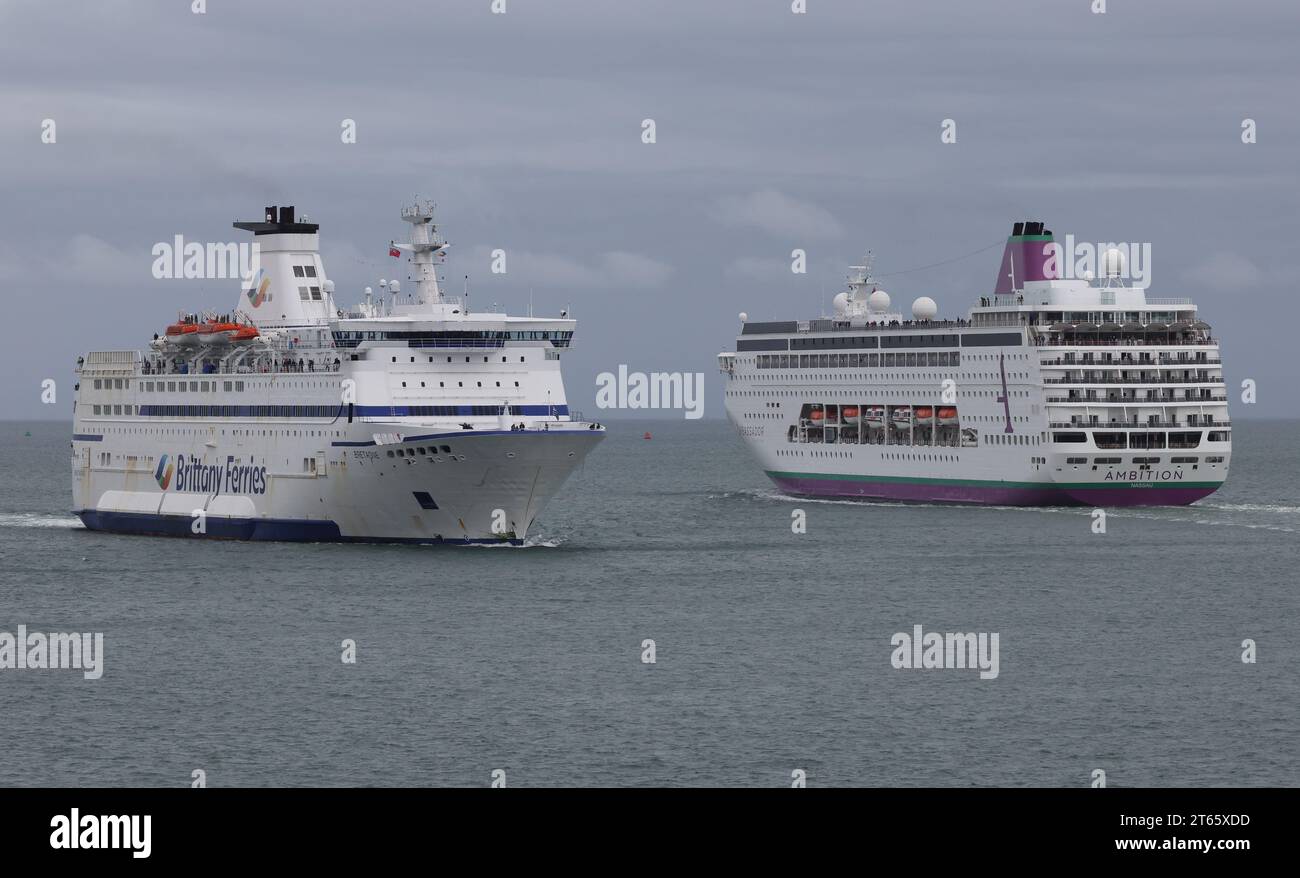 Un bateau de croisière et un ferry passent à proximité l'un de l'autre dans le Solent à l'approche du port Banque D'Images