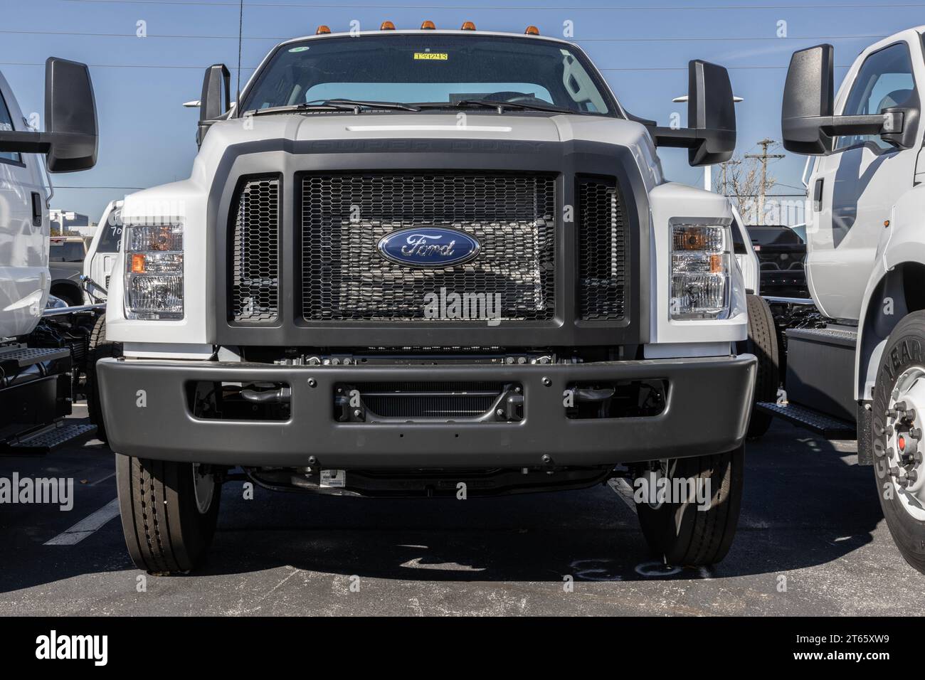 Plainfield - 5 novembre 2023 : Ford F-650 SD Gas Straight Frame Display. Ford offre le moteur à essence F650 avec la possibilité de convertir au GNC ou au propane. Banque D'Images