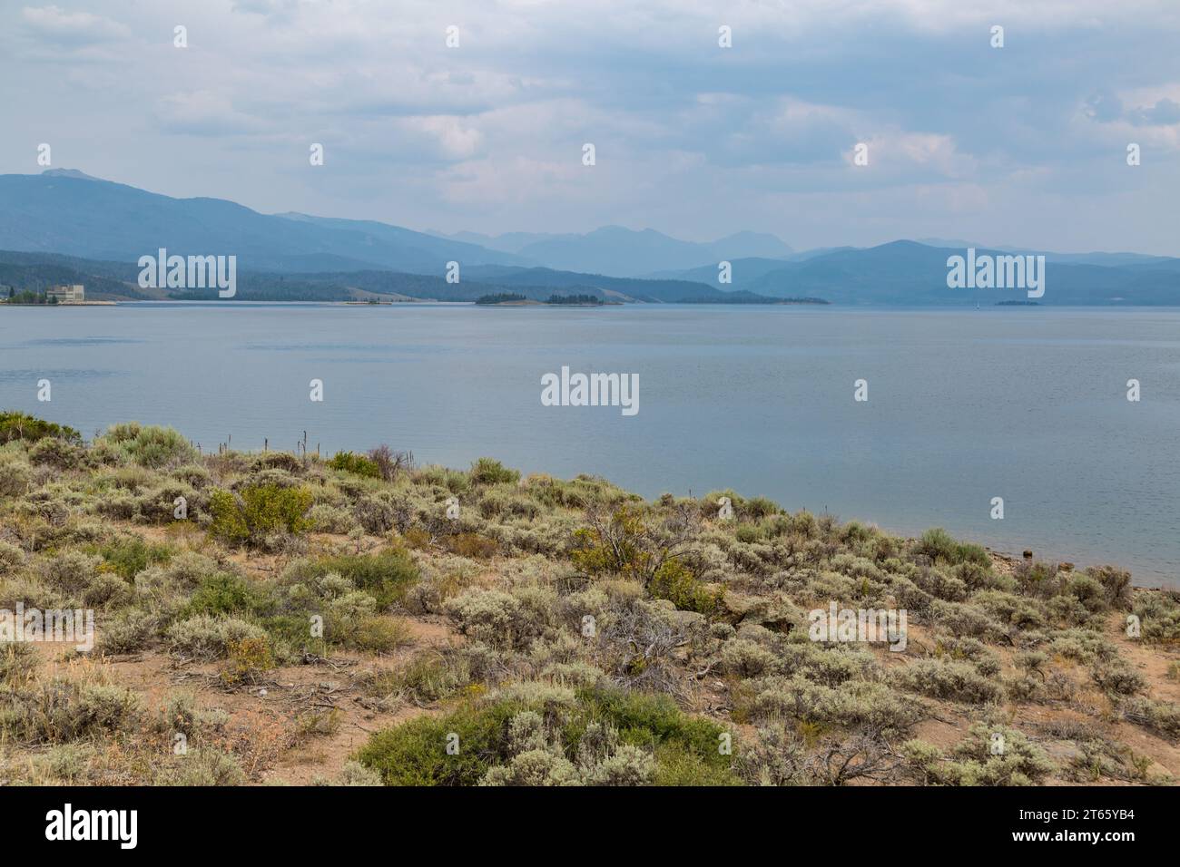 Lac Granby sur le côté ouest du parc national des montagnes Rocheuses Banque D'Images